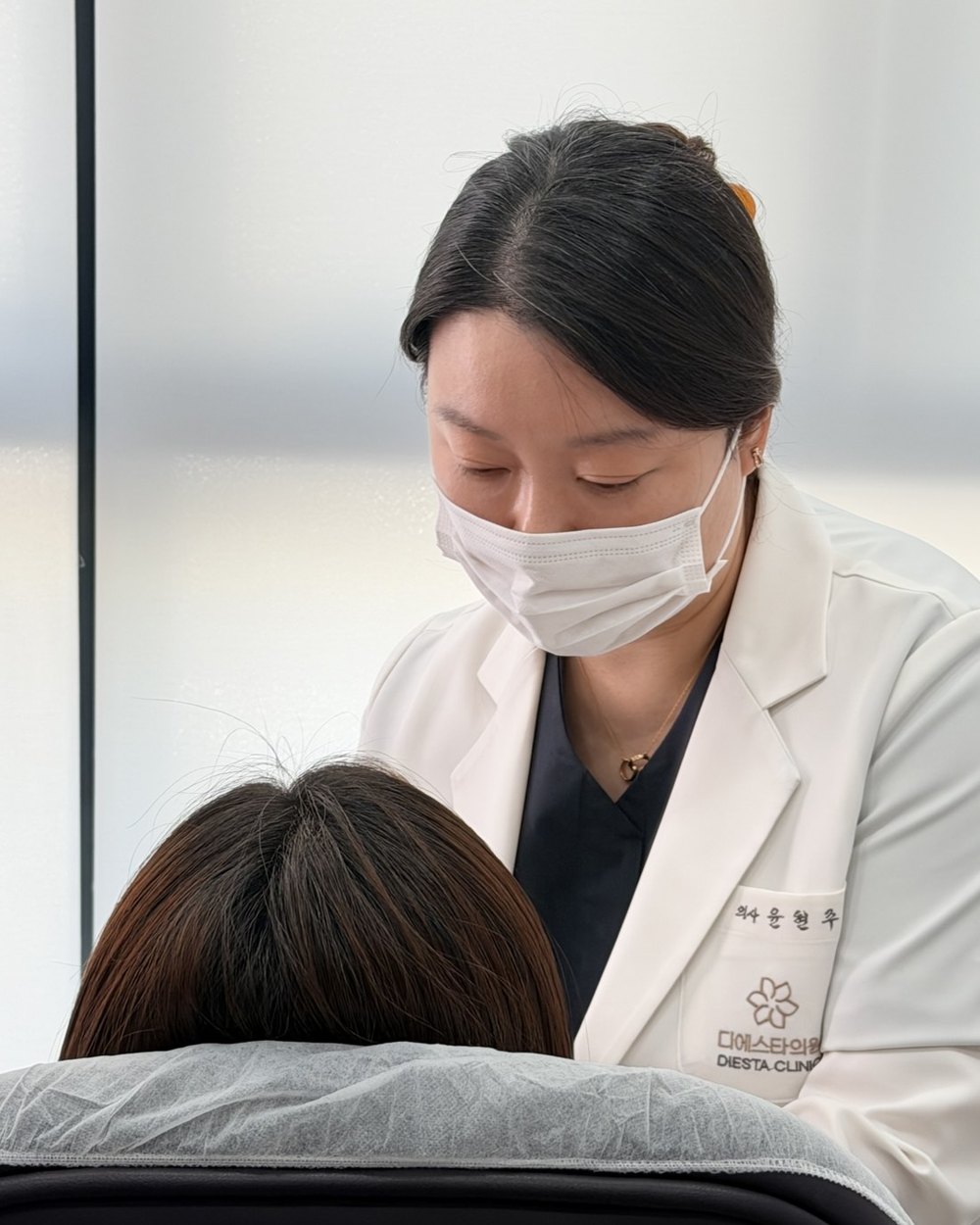 디에스타의원 수원광교 윤현주 원장이 진료실에서 시술하는 모습