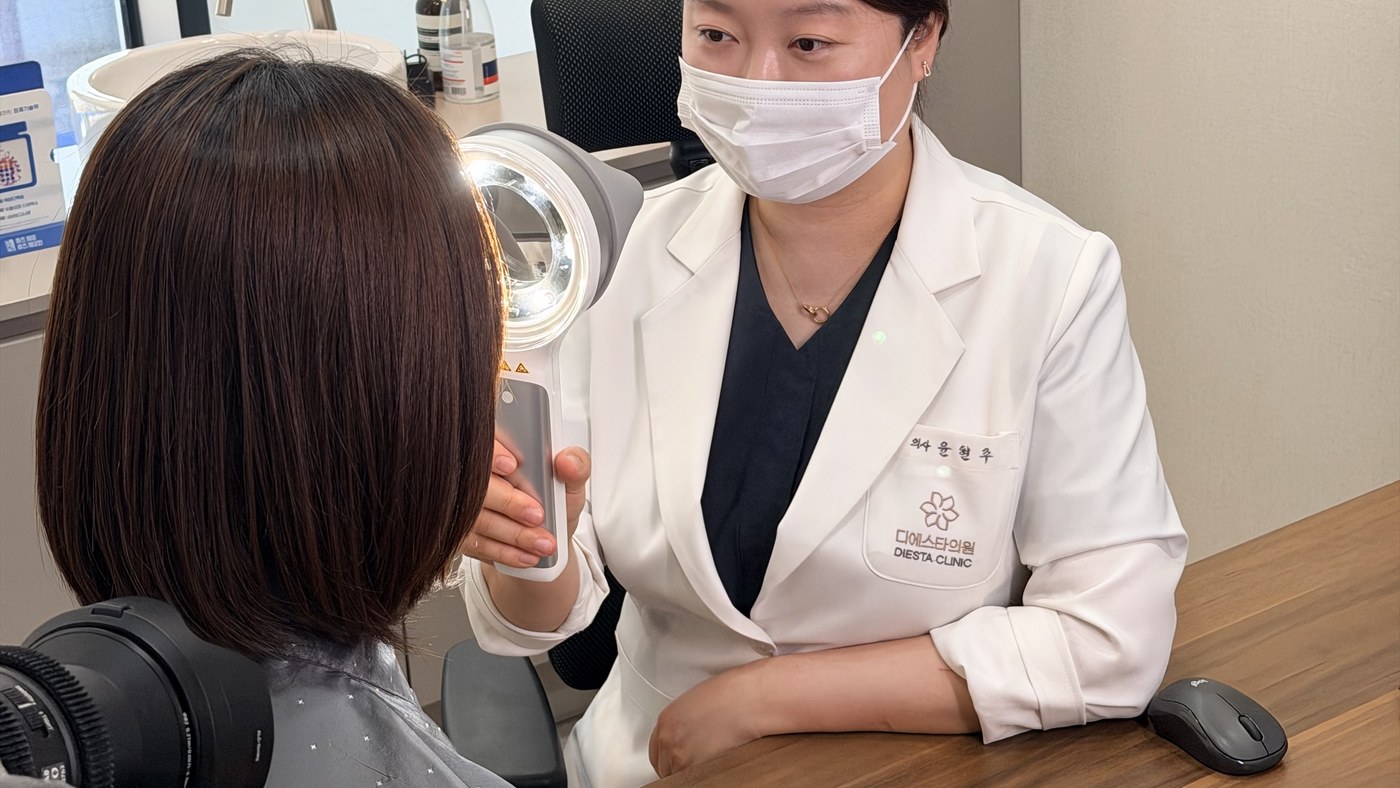 디에스타의원 원내 상담 — 거울을 함께 보며 얼굴 처짐을 살피는 장면